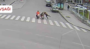 Motosiklet yayaya, ticari taksi elektrikli skutere çarptı: Kaza anları kamerada