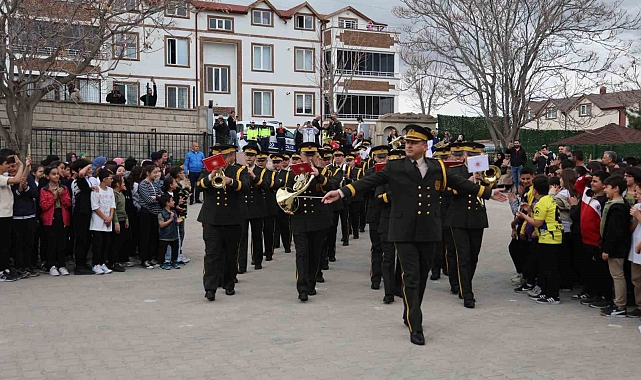 MSB Armoni Mızıkası çocuklarla buluştu