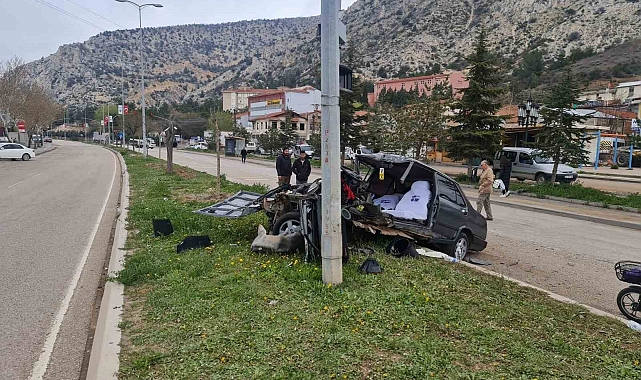 Nallıhan'da feci kaza: Fiat Tofaş araç ikiye bölündü