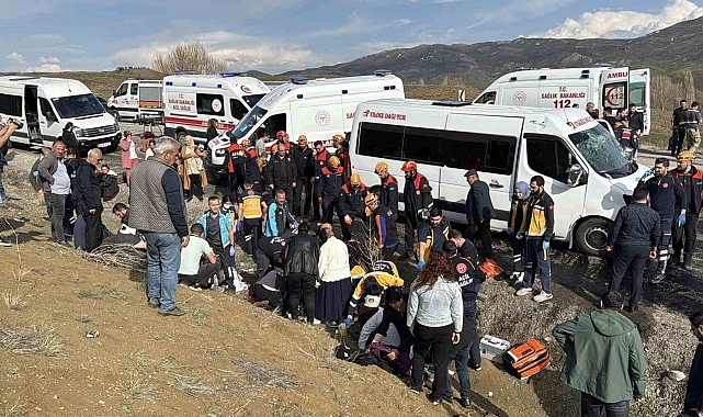 Öğretmenleri taşıyan minibüs kazaya karıştı: 3'ü ağır 15 yaralı