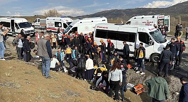 Öğretmenleri taşıyan minibüs kazaya karıştı: 3'ü ağır 15 yaralı