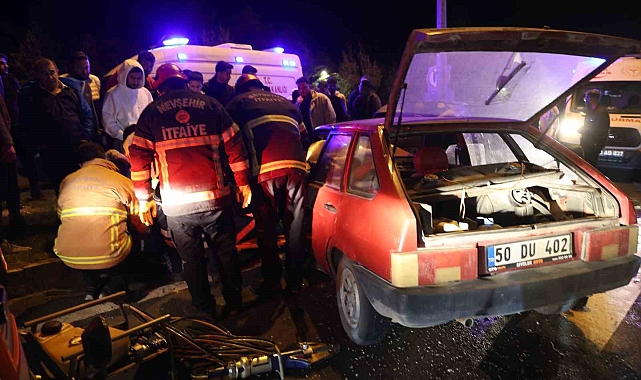 Otomobil kırmızı ışıkta bekleyen araca çarptı: 2 yaralı
