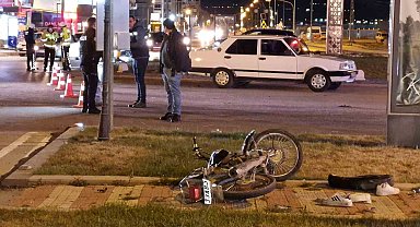 Otomobile çarpan motosiklet 15 metre ileriye savruldu: 1 ölü, 1 yaralı