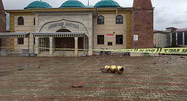 Sivas'ta cami minaresine yıldırım düştü