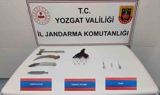 Şüpheli otomobilde tabanca ve balta ele geçirildi