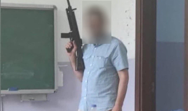 Tüfekle sınıfta poz veren müdür yardımcısına inceleme başlatıldı