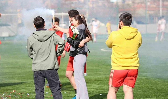 Yeşil sahada sürpriz evlilik teklifi