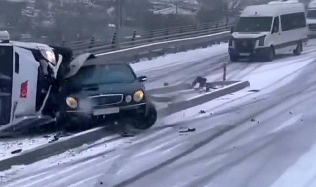 Yollar buz pistine döndü, minibüs devrildi, otomobil refüje çıktı