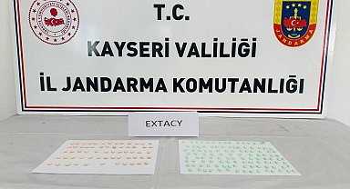 Zehir tacirleri jandarmadan kaçamadı