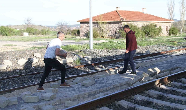 6 aydır paralarını alamadıklarını iddia eden ustalar, yaptıkları yoldaki taşları söktü