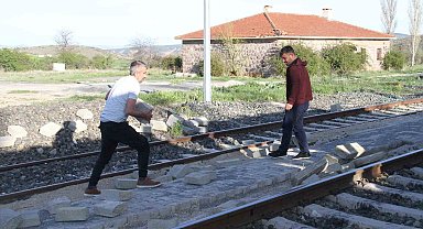 6 aydır paralarını alamadıklarını iddia eden ustalar, yaptıkları yoldaki taşları söktü