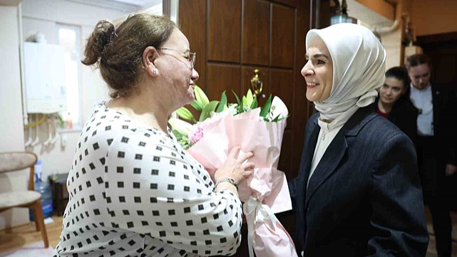 Bakan Göktaş'tan devlet korumasındaki çocukların gönüllü annesi Gürel'e Anneler Günü ziyareti