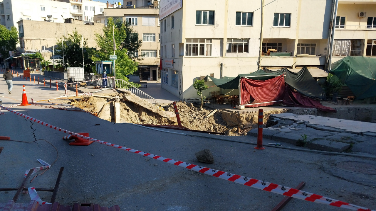 Mut'ta köprü ve yol kısmen çöktü, çevre esnafı mağdur oldu