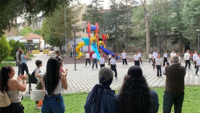 Karaman’da 5 Noktada Sürpriz Halk Oyunları Gösterisi: Vatandaşlar Alkışlarla Eşlik Etti