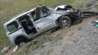 Yoldan çıkan hafif ticari araç şarampole uçtu:1 ölü
