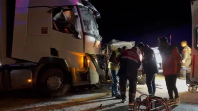 Tır ve pikap kafa kafaya çarpıştı: 1 ölü