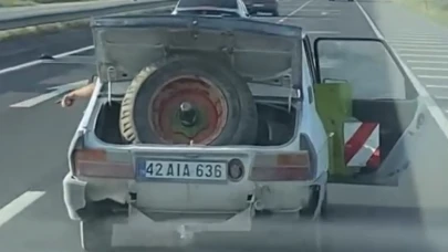 Karayolunda bagaj ve kapısı vaziyette seyretti