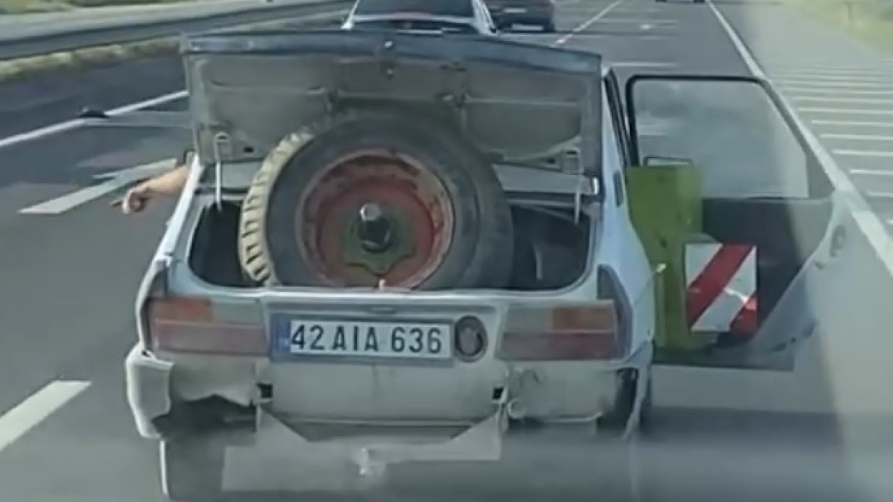 Karayolunda bagaj ve kapısı vaziyette seyretti