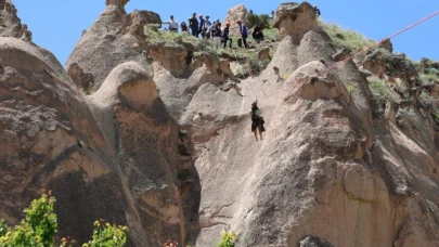 Kapadokya’da sıcak hava balonu peri bacalarının üzerine güvenli iniş yaptı: Turistler kurtarıldı