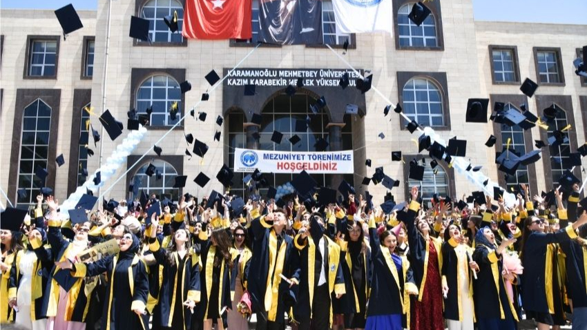 KMÜ'de Çifte Mezuniyet Coşkusu: Gençler Hayallerine Uğurlandı!
