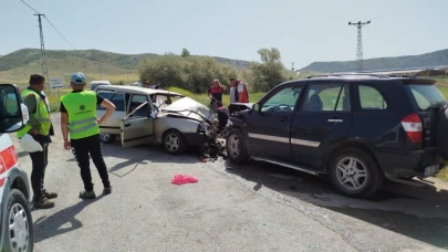 Otomobil ve cip kafa kafaya çarpıştı: 1’i ağır 6 yaralı