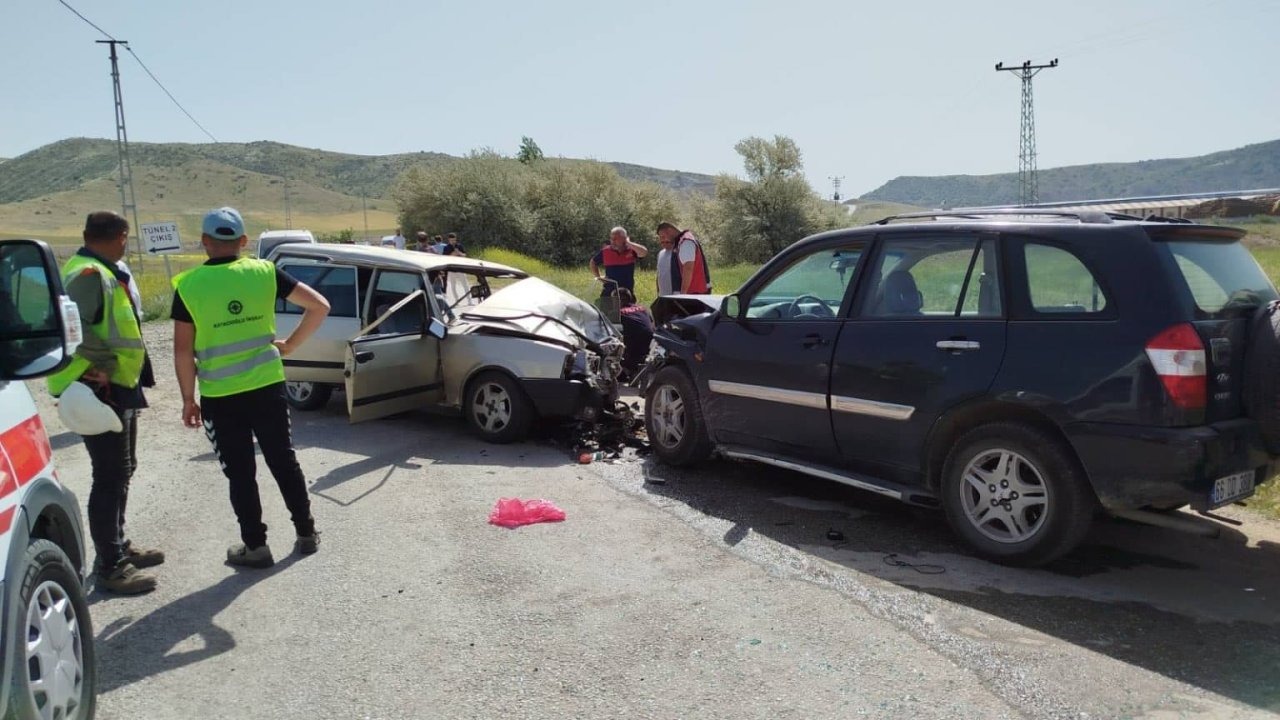 Otomobil ve cip kafa kafaya çarpıştı: 1’i ağır 6 yaralı