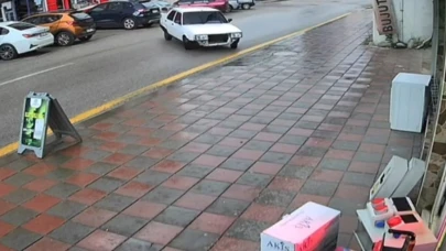 Caddede ‘drift’ atmaya çalışan sürücünün tehlikeli hareketleri kameraya yansıdı