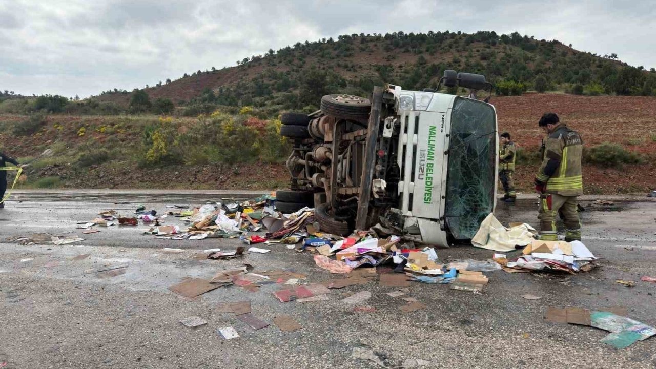 Nallıhan’da Belediyeye Ait Kamyon Devrildi: 1 Ölü, 1 Yaralı