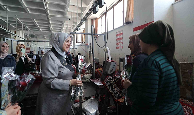 AK Parti Genel Merkez Kadın Kolları Başkanı Ercan, tekstil fabrikasında kadın işçilerle bir araya geldi