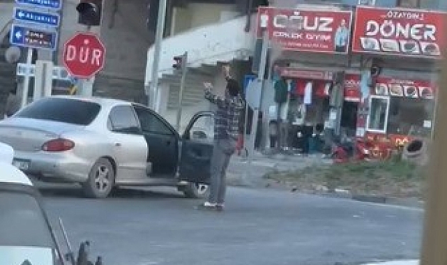 Alkollü şahıs aracından indi, trafikte dans etti