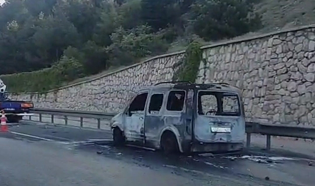 Ankara'da alev topuna dönen otomobil kullanılamaz hale geldi