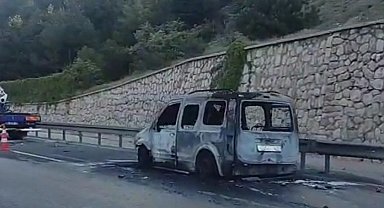 Ankara'da alev topuna dönen otomobil kullanılamaz hale geldi