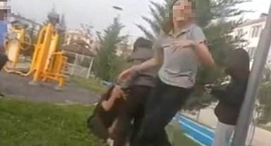 Arkadaşını öldüresiye darbeden kız çocukları o anları da kayda aldılar