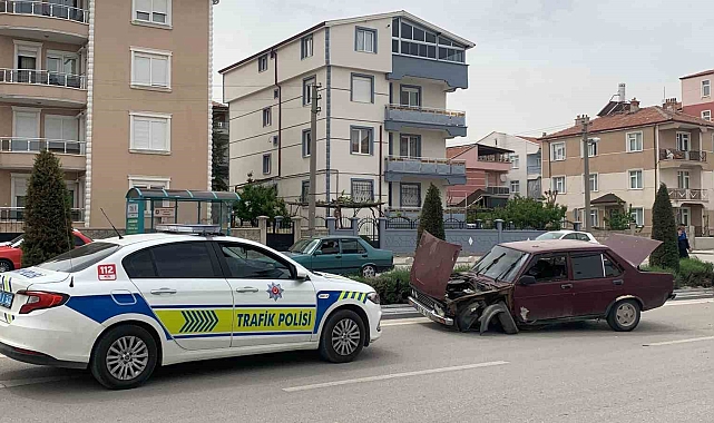 Aydınlatma direğine çarpan otomobil orta refüjü aşarak karşı şeride geçti