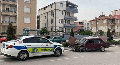 Aydınlatma direğine çarpan otomobil orta refüjü aşarak karşı şeride geçti