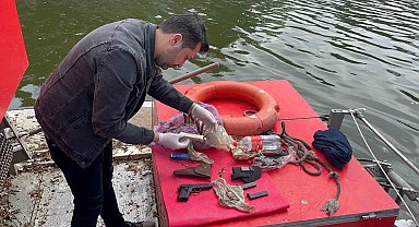 Eskişehir'de temizlik görevlileri, çöp yerine tabanca topladı
