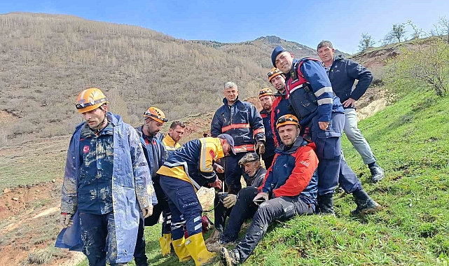 İneğiyle birlikte çamura saplanan vatandaşı AFAD ekipleri kurtardı