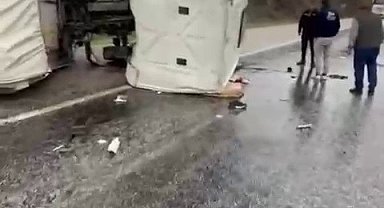 Kamyonun devrilmesi sonucu sürücü yaralandı