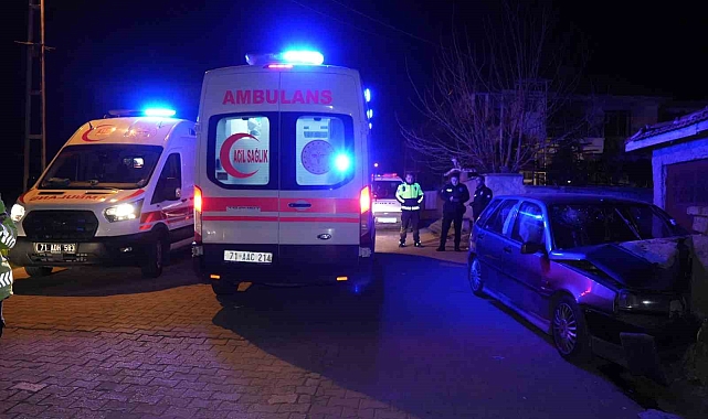 Kırıkkale'de otomobil bahçe duvarına çarptı: 3 yaralı