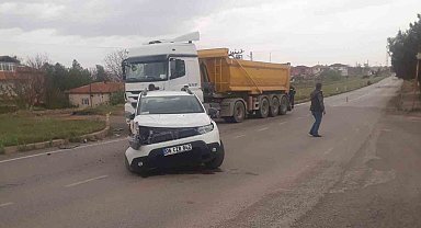 Kırıkkale'de otomobil ile hafriyat kamyonu çarpıştı: 1 yaralı