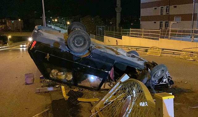 Kontrolden çıkan otomobil demir korkuluğa çarparak ters döndü
