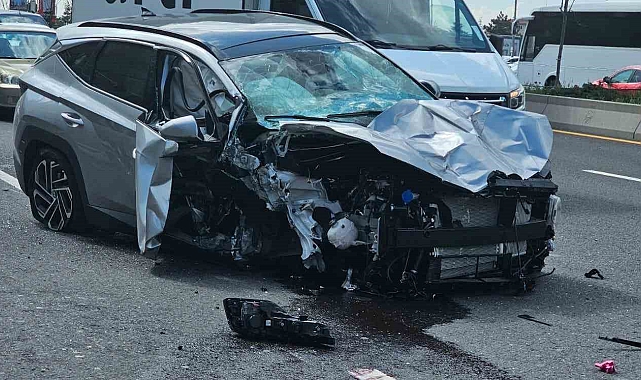 Kontrolden çıkan otomobil otobüs durağına daldı: 2 ağır yaralı