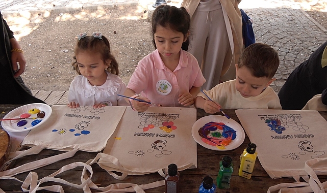 Minikler hem doğada çöp topladı hem de anneleri için bez çanta boyadı
