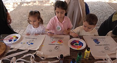 Minikler hem doğada çöp topladı hem de anneleri için bez çanta boyadı