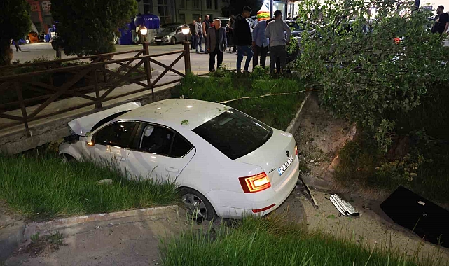 Önündeki araca çarpan otomobil su kanalındaki köprüye saplandı: 2 yaralı