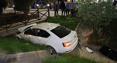 Önündeki araca çarpan otomobil su kanalındaki köprüye saplandı: 2 yaralı