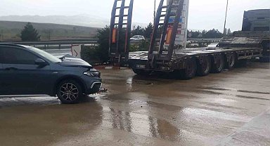 Otomobil park halindeki çekiciye çarptı: 2 yaralı