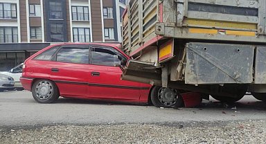 Otomobil park halindeki tıra çarptı: 1 yaralı