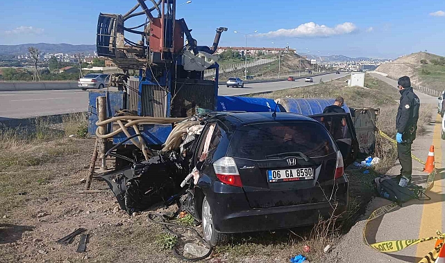 Otomobil sondaj makinesine çarptı: Anne ve oğlu hayatını kaybetti