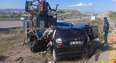 Otomobil sondaj makinesine çarptı: Anne ve oğlu hayatını kaybetti